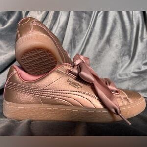 PUMA Women's Metallic mauve BOHO chic sneakers, 2 sets of laces. NWOT size 8.5